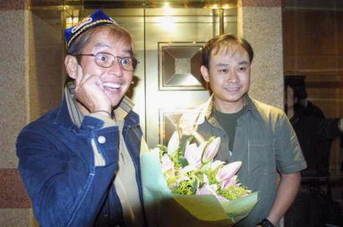 刀郎签约环球唱片 谭咏麟赴疆为师弟道贺(组图