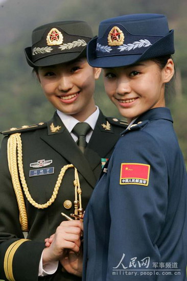 解放军女兵换发新军装 威武之中显秀美(组图)_中国网