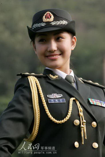 解放军女兵换发新军装威武之中显秀美组图