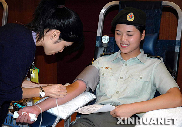 2006年9月29日,一名解放军驻澳门部队的女兵在澳门旅游活动中心参加