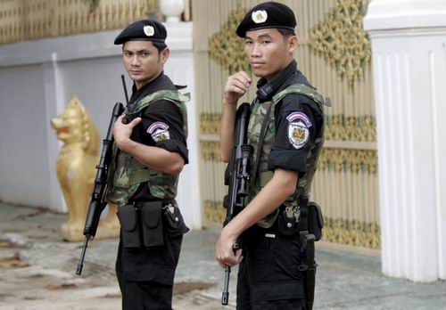 步枪走出国门柬埔寨警察装备中国97式无托步