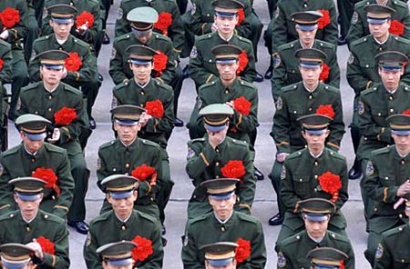 退伍老兵难舍军营 战友敬礼惜别(组图)_军事图