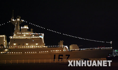 深圳 号 满灯 仪式 全舰灯光闪亮东京湾(组图)