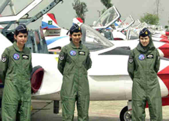 美丽外表下的飒爽英姿:巴基斯坦女飞行员(组图