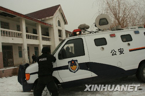 郑州警方举行反暴力抢劫实战演习[组图]