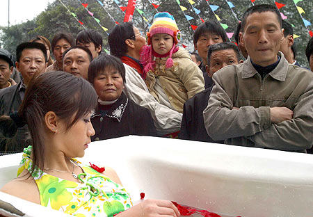 街头上演美女洗澡秀 看客观美女直哆嗦