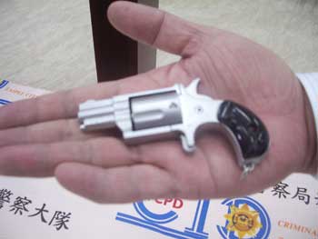 台湾警方从女毒贩身上查获微型手枪图