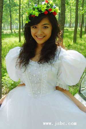 江苏电视台大胆创新 女大学生报天气预报(组图