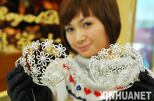 标价千万天价钻石文胸 亮相苏州(组图)