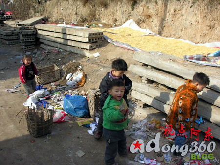 史上最用功小乞丐现西安 街头自学做祷告(组图