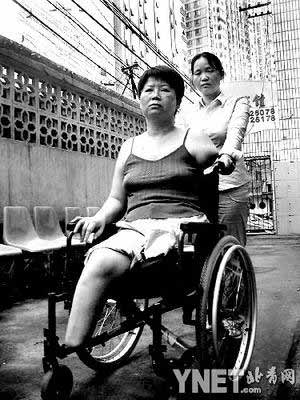 胡家津在家人的陪同下出庭