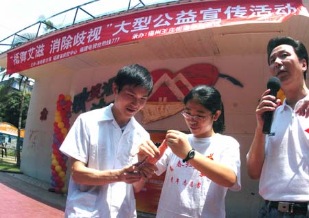 福州宣传抵御艾滋 女大学生示范安全套用法(图