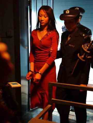 昏黄灯光下的卖淫女 存在即合理吗?(组图)