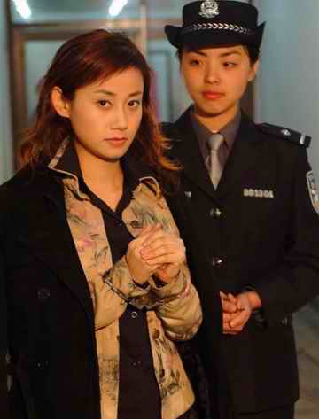 昏黄灯光下的卖淫女 存在即合理吗?(组图)