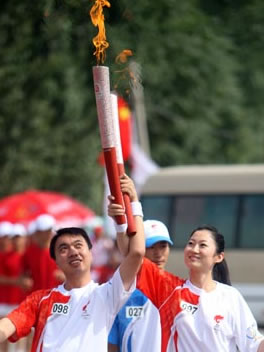 奥运火炬手的创意动作_中国经济网——国家经济门户