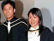 子怡绯闻男友霍启山 毕业典礼上与美女眉目传情(图)