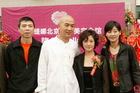 邓婕开美容院 只给张国立免费做半张脸(组图)