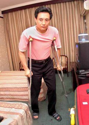 王伯昭拄着拐杖拍戏 今回京准备起诉事宜(图)_