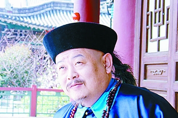 傅彪不忘演员本色病床前为大清官拍宣传片图