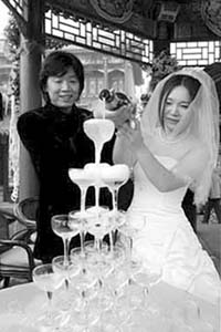 结束20年爱情长跑 老狼迎娶同桌的她(组图)