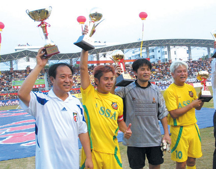 中国香港明星足球队4:2战胜内地明星队(附图)