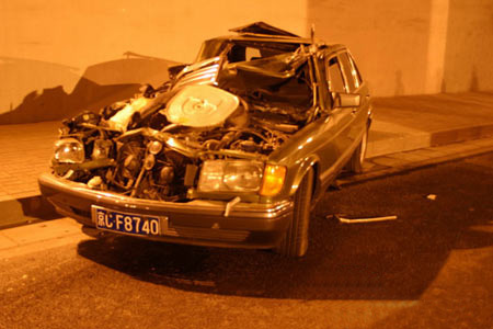 牛振华车祸现场目击 奔驰车面目全非(图)