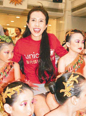 莫文蔚穿超短裙出席活动 一不小心大泄春光(图