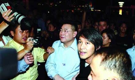 周星驰身价不菲 昨夜上海遭十面埋伏(组图)