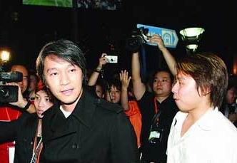 周星驰身价不菲 昨夜上海遭十面埋伏(组图)