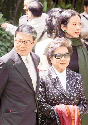 授勋大典两公子成焦点 霍震霆一家躲绯闻(图)