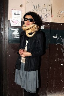 张曼玉黑皮衣亮相巴黎时装秀 简约性感(组图)