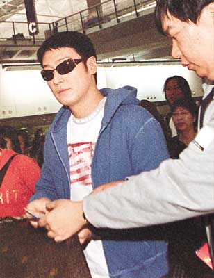 同性也相吸失控狂吻 黎明被韩国男fans大咬(图)