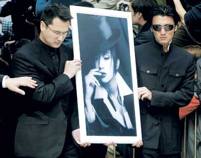 香港各界哭送梅艳芳 遗体已经火化(组图)