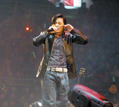 歌迷情绪失控冲向王杰 唱《安妮》气氛达高潮