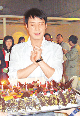 刘嘉玲庆祝黎明38岁生日 半带醉意送香吻(图)