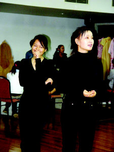 刘晓庆轻吐烟圈扮风尘 众演员大话金大班(图