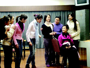 刘晓庆轻吐烟圈扮风尘 众演员大话金大班(图