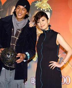 贾静雯凸腹梦见生小猫 企图绉褶裙遮身材(图)