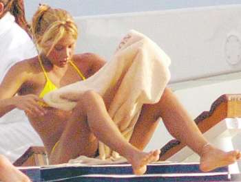 库娃震惊海滩 拉开泳裤自窥私处遭偷拍(图)