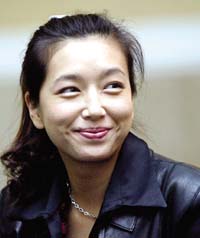 江珊笑谈看盘事件 揭发拍床戏前黄建新放毛片