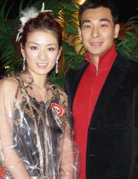 黄奕出席时尚会 透明雨衣裹身显冻人(图)