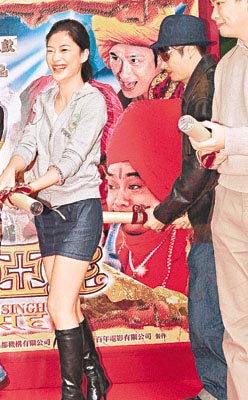 吴镇宇使坏大整人 应采儿惨遭礼炮插屁股(图)