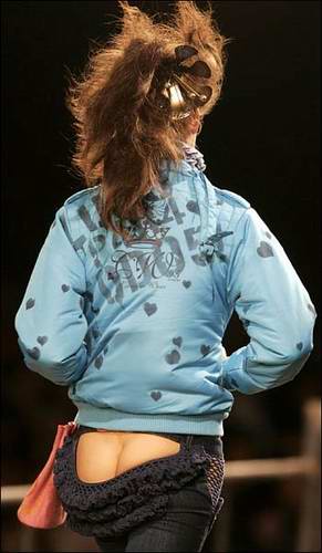 美女模特穿露臀装t型台上展示美妙曲线(组图)