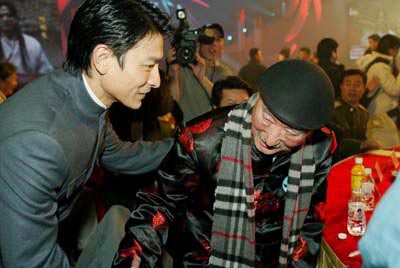 刘德华扶老敬老(组图)