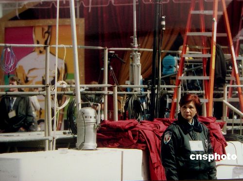 通稿:女保安守卫奥斯卡颁奖会场(图)