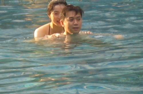 酒店游泳池亲热嬉水 王学兵范冰冰遭偷拍(组图