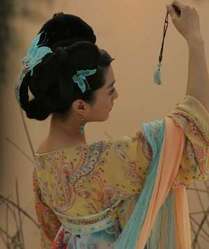 范冰冰古装低胸显性感_新闻中心娱乐更多新闻