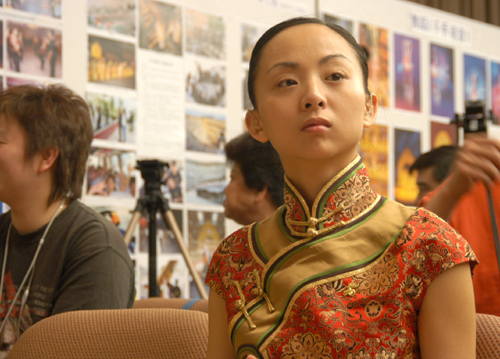 邰丽华:不拍商业广告 21人版《千手观音》出场