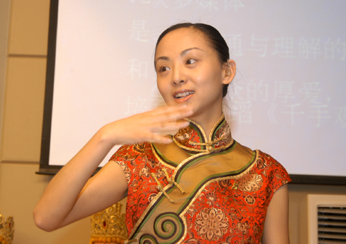 邰丽华:不拍商业广告 21人版《千手观音》出场