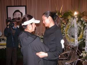 赵薇与男友汪雨悼念陈逸飞 灵堂劝慰陈妻(图)